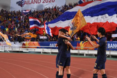 Bangkok-Tayland-11 Ocak 2020: AFC U23 Şampiyonası 2020 'de Tayland ile Avustralya arasındaki Rajamankala Stadyumu' nda oynanan karşılaşmada gol atan Tayland 'lı futbolcu.