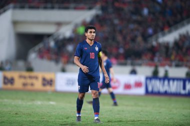 Hanoi-Vietnam-19 Kasım 2019: Fifa Dünya Kupası Katarı sırasında Vietnam 'a karşı Vietnam' daki Dinh Stadyumu 'nda Teerasil dangda Player of thailand
