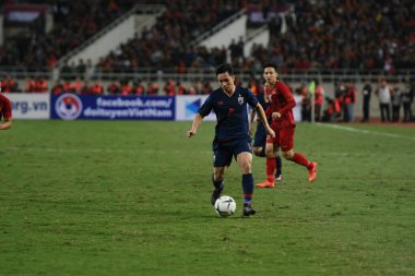 Hanoi-Vietnam-18 Kasım 2019: Tayland 'ın Supachok sarachart oyuncusu Fifa Dünya Kupası öncesinde resmi eğitim sırasında Vietnam' a karşı benim dinh stadyumumda katar 2022