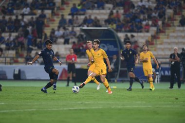 Bangkok-Tayland-11 Ocak 2020: Avustralya 'nın Zach Duncan # 8 oyuncusu AFC U23 şampiyonası 2020' de Avustralya ile Rajamankala maçında oynanan karşılaşmada attığı golden ötürü tebrik ediyor