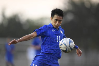 Laguna-Filipin-5 Aralık 2019: Anon amornlertsak # 11 Tayland futbolcusu SEAGAMES 2019 sırasında Vietnam 'a karşı binan futbol stadyumu, philippine