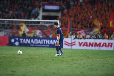 Hanoi-Vietnam-18 Kasım 2019: Tayland 'ın Tanaboon Kesarat Oyuncusu Fifa Dünya Kupası 2022' den önceki resmi eğitim sırasında Vietnam 'a karşı benim dinh stadyumumda