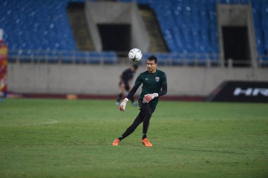 Hanoi-Vietnam-18 Kasım 2019: Tayland Chatchai Budprom Oyuncusu Fifa Dünya Kupası 2022 'den önceki resmi eğitim sırasında Vietnam' a karşı benim dinh stadyumumda, Vietnam 'da