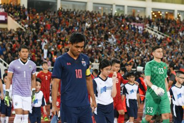 Hanoi-Vietnam-19 Kasım 2019: Fifa Dünya Kupası Katarı sırasında Vietnam 'a karşı Vietnam' daki Dinh Stadyumu 'nda Teerasil dangda Player of thailand