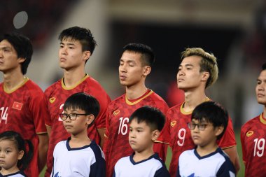 Hanoi-Vietnam-19 Kasım 2019: Hung dung do # 16 Vietnamlı oyuncu Fifa Dünya Kupası Katarı 2022 'de Vietnam' a karşı benim dinh stadyumumda