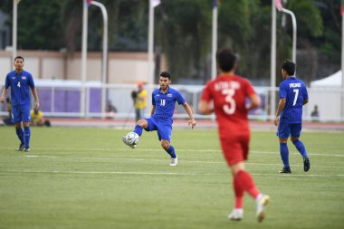 Laguna-Philippine-5 Aralık 2019: Kritsada kaman # 18 Tayland futbolcusu SEAGAMES 2019 sırasında Vietnam 'a karşı binan futbol stadyumu, Filipinler