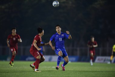 Laguna-Filipin-5 Aralık 2019: Anon amornlertsak # 11 Tayland futbolcusu SEAGAMES 2019 sırasında Vietnam 'a karşı binan futbol stadyumu, philippine