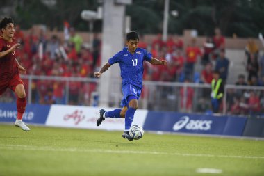 Laguna-Filipin-5 Aralık 2019: Tayland Futbol Stadyumu, Filipin 'de Vietnam' a karşı SEAGAMES 2019 sırasında Suphanat Mueanta # 17 Tayland Oyuncusu