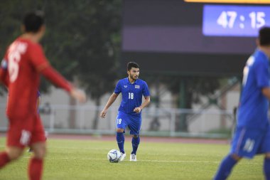 Laguna-Philippine-5 Aralık 2019: Kritsada kaman # 18 Tayland futbolcusu SEAGAMES 2019 sırasında Vietnam 'a karşı binan futbol stadyumu, Filipinler