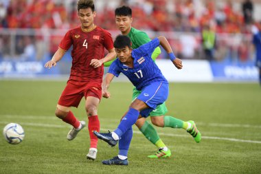 Laguna-Filipin-5 Aralık 2019: Tayland Futbol Stadyumu, Filipin 'de Vietnam' a karşı SEAGAMES 2019 sırasında Suphanat Mueanta # 17 Tayland Oyuncusu