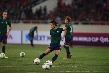 Hanoi-Vietnam-19 Kasım 2019: Narubordin Weerawatnodom Tayland futbolcusu Fifa Dünya Kupası Katarı 2022 'de Vietnam' a karşı benim dinh stadyumumda