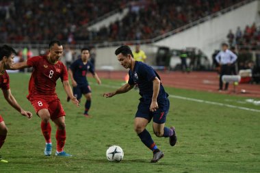 Hanoi-Vietnam-18 Kasım 2019: Tayland 'ın Supachok sarachart oyuncusu Fifa Dünya Kupası öncesinde resmi eğitim sırasında Vietnam' a karşı benim dinh stadyumumda katar 2022