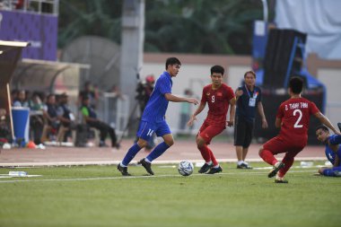 Laguna-Philippine-5 Aralık 2019: Tayland Futbol Stadyumu 'nda Vietnam' a karşı SEAGAMES 2019 sırasında Tayland 'ın 14 numaralı futbolcusu