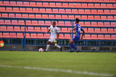 Bangkok, Tayland-11 SEPTEMBER 2021: AKARAPONG PUMWISAT # 8 Lumphun savaşçısı 2021 gümrükçüler arasında Ladkrabang54 Stadyumu, Tayland 'da lumphun savaşçısına karşı savaşıyor.