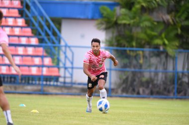 Bangkok, Tayland-11 SEPTEMBER 2021: JEFFREN # 80 Lumphun savaşçısı 2021 sırasındaki gümrük ladkrabang ile Ladkrabang54 Stadyumu, Tayland 'daki lumphun savaşçılarına karşı savaşıyor.