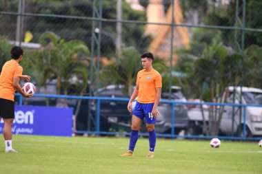 Bangkok, Tayland-11 SEPTEMBER 2021: Kewin limskul # 18 Gümrük Oynatıcısı ladkrabang 2021 gümrük ladkrabang 'ı Lackrabang 54 Stadyumu, Tayland' da lumphun savaşçılarına karşı birleştirildi