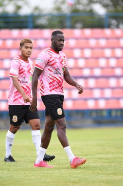 Bangkok, Tayland-11 SEPTEMBER 2021: ALY CISSOKHO # 41 Lumphun savaşçısı 2021 Gümrük ladkrabang 'ı Ladkrabang54 Stadyumu' nda lumphun savaşçısına karşı savaşıyor.