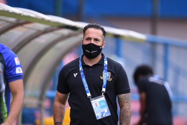 Bangkok, Tayland-11 SEPTEMBER 2021: Damian Bellon gümrük direktörü ladkrabang 2021 'de ladkrabang 54 stadyumunda lumphun savaşçılarına karşı gümrük ladkrabang ile Tayland arasındaki harekat sırasında birleşti