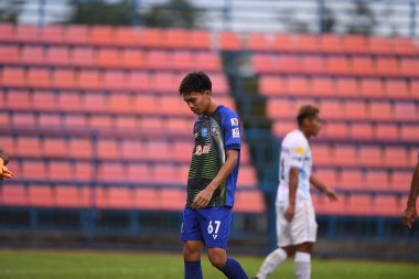 Bangkok, Tayland-11 SEPTEMBER 2021: KRAILAS PANAROJ # 67 Gümrük Oynatıcısı ladkrabang 2021 gümrük ladkrabang 'ı Leprig54 Stadyumu' nda lumphun savaşçısına karşı düzenlenen savaşta birleşti.