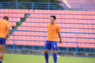 Bangkok, Tayland-11 SEPTEMBER 2021: LAPHONWICH SUTTHASEN # 4 Gümrük Futbolcusu ladkrabang 2021 yılında gümrük ladkrabang 'ı ile Tayland' daki ladkrabang54 Stadyumu 'nda lumphun savaşçılarına karşı birleştirdi.