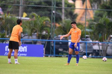 Bangkok, Tayland-11 SEPTEMBER 2021: Kewin limskul # 18 Gümrük Oynatıcısı ladkrabang 2021 gümrük ladkrabang 'ı Lackrabang 54 Stadyumu, Tayland' da lumphun savaşçılarına karşı birleştirildi