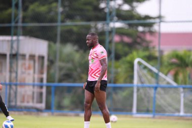 Bangkok, Tayland-11 SEPTEMBER 2021: ALY CISSOKHO # 41 Lumphun savaşçısı 2021 Gümrük ladkrabang 'ı Ladkrabang54 Stadyumu' nda lumphun savaşçısına karşı savaşıyor.