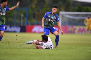 Bangkok, Tayland-11 SEPTEMBER 2021: Kewin limskul # 18 Gümrük Oynatıcısı ladkrabang 2021 gümrük ladkrabang 'ı Lackrabang 54 Stadyumu, Tayland' da lumphun savaşçılarına karşı birleştirildi