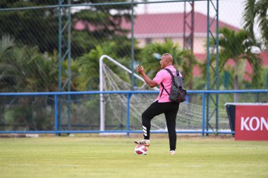 Bangkok, Tayland-11 SEPTEMBER 2021: KALERMPOL PROMSRIROT 'un koçu 2021 gümrük ladkrabang' ı Lumphun Warridium, Tayland 'da Lehrabang54 Stadyumu' nda lumphun savaşçısına karşı savaşıyor.