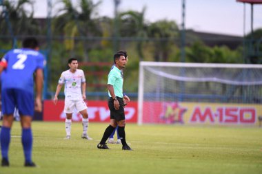 Bangkok, Tayland-11 SEPTEMBER 2021: Sapuding karong hakemi 2021 sırasındaki gümrük ladkrabang ile Tayland 'daki ladkrabang54 Stadyumu' nda lumphun savaşçılarına karşı savaşıyor.