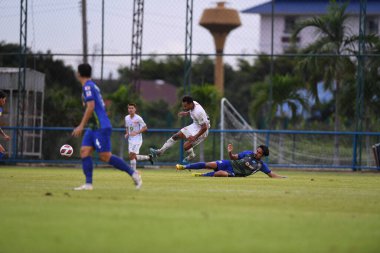 Bangkok, Tayland-11 SEPTEMBER 2021: JEFFREN # 80 Lumphun savaşçısı 2021 sırasındaki gümrük ladkrabang ile Ladkrabang54 Stadyumu, Tayland 'daki lumphun savaşçılarına karşı savaşıyor.