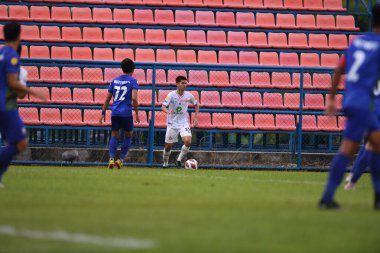 Bangkok, Tayland-11 SEPTEMBER 2021: TANAKORN # 33 LUKURN NAVANIT # 2021 gümrük ladkrabang 'ı Lackrabang54 Stadyumu' nda lumphun savaşçısına karşı savaşıyor.