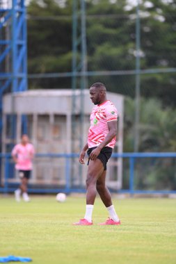 Bangkok, Tayland-11 SEPTEMBER 2021: ALY CISSOKHO # 41 Lumphun savaşçısı 2021 Gümrük ladkrabang 'ı Ladkrabang54 Stadyumu' nda lumphun savaşçısına karşı savaşıyor.