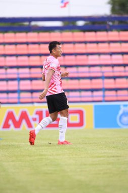 Bangkok, Tayland-11 SEPTEMBER 2021: Thongchai Phonang # 17 Lumphun savaşçısı 2021 sırasındaki gümrük ladkrabang ile ladkrabang54 stadyumu, Tayland 'da lumphun savaşçılarına karşı savaşıyor.