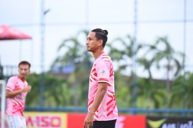 Bangkok, Tayland-11 SEPTEMBER 2021: RONNACHAI RANGSIYO # 14 Lumphun savaşçısı 2021 yılında gümrük ladkrabang 'ı Lumphun savaşçısı ile Tayland' ın başkenti Tayland 'daki stadyumda karşılaşacak.