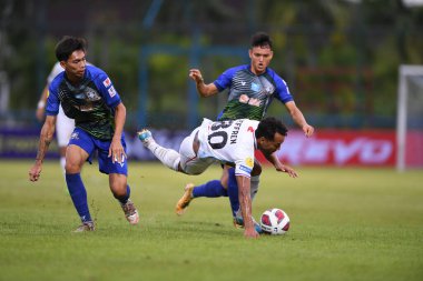 Bangkok, Tayland-11 SEPTEMBER 2021: JEFFREN # 80 Lumphun savaşçısı 2021 sırasındaki gümrük ladkrabang ile Ladkrabang54 Stadyumu, Tayland 'daki lumphun savaşçılarına karşı savaşıyor.