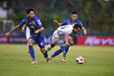 Bangkok, Tayland-11 SEPTEMBER 2021: JEFFREN # 80 Lumphun savaşçısı 2021 sırasındaki gümrük ladkrabang ile Ladkrabang54 Stadyumu, Tayland 'daki lumphun savaşçılarına karşı savaşıyor.