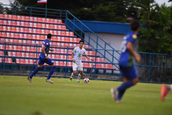 Bangkok, Tayland-11 SEPTEMBER 2021: DAEHEE KWON # 19 Lumphun savaşçısı 2021 gümrük ladkrabang 'ı Lagrabang54 Stadyumu' nda lumphun savaşçısına karşı savaşıyor.