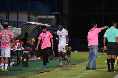 Bangkok-thailand-11SEP2021-ALY CISSOKHO # 41 Lumphun savaşçısı 2021 sırasındaki gümrük ladkrabang ile ladkrabang54 Stadyumu 'ndaki lumphun savaşçısına karşı savaşıyor.