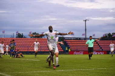 Bangkok-thailand-11SEP2021-ALY CISSOKHO # 41 Lumphun savaşçısı 2021 sırasındaki gümrük ladkrabang ile ladkrabang54 Stadyumu 'ndaki lumphun savaşçısına karşı savaşıyor.