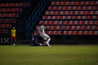 Bangkok-thailand-11-SEP-2021-RONNACHAI RANGSIYO # 14 Lumphun savaşçısı 2021 'de gümrük ladkrabang' ı Leprig54 stadyumunda lumphun savaşçısına karşı savaşıyor.