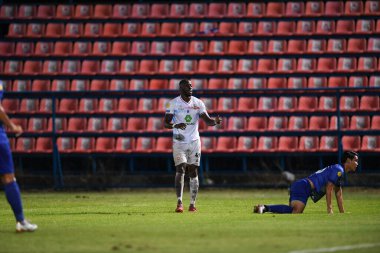 Bangkok-thailand-11SEP2021-ALY CISSOKHO # 41 Lumphun savaşçısı 2021 sırasındaki gümrük ladkrabang ile ladkrabang54 Stadyumu 'ndaki lumphun savaşçısına karşı savaşıyor.