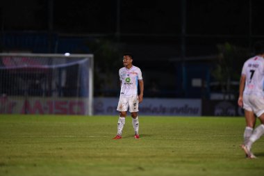 Bangkok-thailand-11SEP2021-THONGCHAI PHONANG # 17 Lumphun savaşçısı 2021 gümrük ladkrabang 'ı Lagrang54 Stadyumu, Tayland' da lumphun savaşçısına karşı savaşıyor.