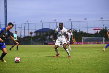 Bangkok-thailand-11SEP2021-ALY CISSOKHO # 41 Lumphun savaşçısı 2021 sırasındaki gümrük ladkrabang ile ladkrabang54 Stadyumu 'ndaki lumphun savaşçısına karşı savaşıyor.
