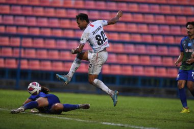 Bangkok-thailand-11SEP2021-JEFFREN # 80 Lumphun savaşçısı 2021 sırasındaki gümrük ladkrabangları arasında Ladkrabang54 Stadyumu, Tayland 'da lumphun savaşçısına karşı savaşıyor.