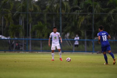 Bangkok-thailand-11SEP2021-THONGCHAI PHONANG # 17 Lumphun savaşçısı 2021 gümrük ladkrabang 'ı Lagrang54 Stadyumu, Tayland' da lumphun savaşçısına karşı savaşıyor.