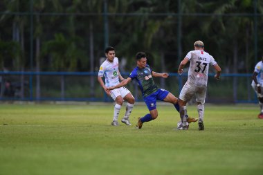 Bangkok-thailand-11SEP2021-Kewin limskul # 18 Gümrük Oyuncusu ladkrabang 2021 'de gümrük ladkrabangları arasında Lakabang54 Stadyumu' ndaki lumphun savaşçılarına karşı birleşerek hareket halindedir.