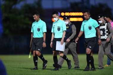 Bangkok-thailand-11-SEP-2021-Ekip hakemi gümrük mührü ladkrabang arasındaki 2021 'de Lagkrabang54 Stadyumu' nda lumphun savaşçısına karşı savaşıyor.