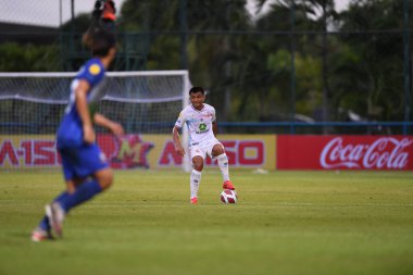 Bangkok-thailand-11SEP2021-THONGCHAI PHONANG # 17 Lumphun savaşçısı 2021 gümrük ladkrabang 'ı Lagrang54 Stadyumu, Tayland' da lumphun savaşçısına karşı savaşıyor.