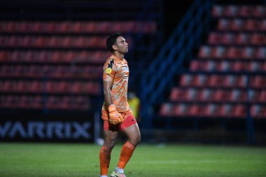 Bangkok-thailand-11SEP2021: SARAWUT KONGLARP # 1 Gümrük Oynatıcısı ladkrabang 2021 gümrük ladkrabang 'ı ile Tayland' daki ladkrabang54 Stadyumu 'nda lumphun savaşçılarına karşı birlikte hareket halindedir.