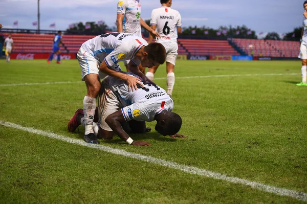 Bangkok-thailand-11SEP2021-ALY CISSOKHO # 41 Lumphun savaşçısı 2021 sırasındaki gümrük ladkrabang ile ladkrabang54 Stadyumu 'ndaki lumphun savaşçısına karşı savaşıyor.